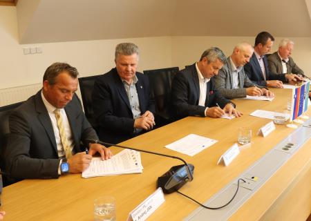 Slovesen podpis pogodbe župani CPS 18 Foto Ljubo Vukelič